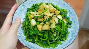 Mẹo xào rau muống xanh biếc, giòn tan, để nguội không thâm đen