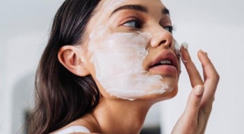 Mặt nạ ngủ tràm trà được nhiều người yêu thích vì hỗ trợ da mụn, nhưng cần dùng đúng cách