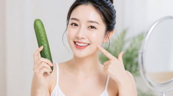 Cách dùng dưa chuột giúp cấp ẩm, hỗ trợ làm sáng da giảm thâm xỉn mà nhiều người hay áp dụng