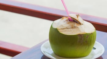Vì sao không nên uống nước dừa ngay sau khi đi nắng về?
