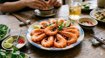 Luộc tôm cứ cho thứ này vào, tôm đỏ au, chắc thịt, không tanh
