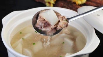 Hầm canh xương nên mở vung hay đậy vung mới đúng: 10 nhà thì 9 nhà làm sai hết cả
