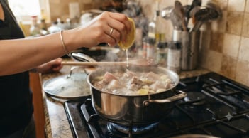 Vì sao nên vắt chút nước cốt chanh vào nồi nước luộc thịt?