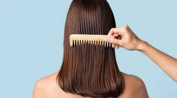 5 nguyên nhân khiến tóc rụng nhiều hơn vào mùa hè, không chỉ do thiếu dưỡng chất
