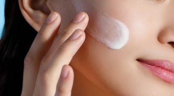 5 tiêu chí giúp chọn kem chống nắng phù hợp, bảo vệ da hiệu quả trước tia UV