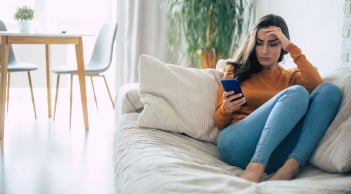 Xu hướng phụ nữ sống một mình và nỗi cô đơn giữa thành phố đông người