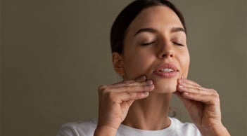Muốn da săn chắc, chậm lão hóa, đừng bỏ qua 5 thói quen được chuyên gia da liễu khuyến khích