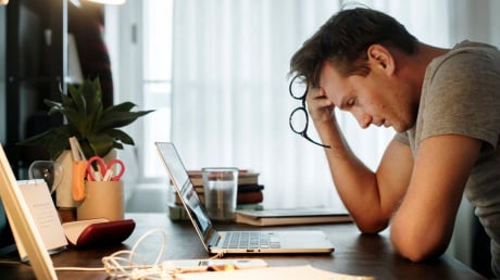 Burnout văn phòng gia tăng khiến nhiều người trẻ dễ bị đột quỵ