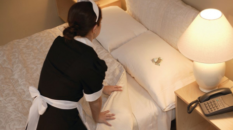 Khách sạn thường nhét chặt chăn ga vào đệm, vì sao?