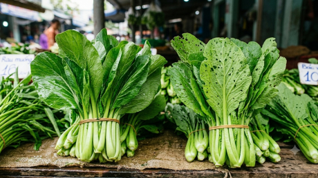 Đi chợ gặp rau có lỗ nhỏ li ti trên lá, nên mua hay bỏ? Người bán lâu năm tiết lộ sự thật