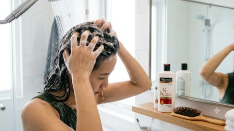 Tóc càng gội càng nhanh bết? Có thể bạn đang mắc 4 sai lầm rất phổ biến khiến da đầu tiết dầu nhiều hơn