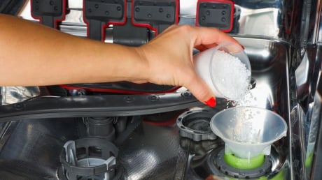 Tại sao khi dùng máy rửa bát, không thể dùng muối ăn thay cho muối chuyên dụng?