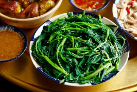 Luộc rau muống cho thêm vài giọt này, rau xanh ngắt, để lâu không thâm đen