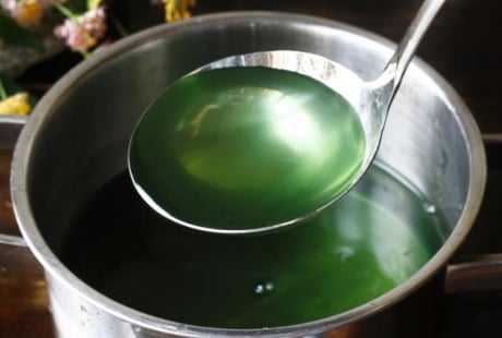 Nước luộc rau muống có màu xanh đậm: Có phải do hóa chất, thuốc trừ sâu?