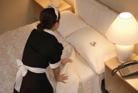 Khách sạn thường nhét chặt chăn ga vào đệm, vì sao?