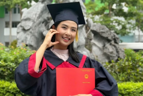 Hoa hậu Ngọc Hân nhận bằng thạc sĩ
