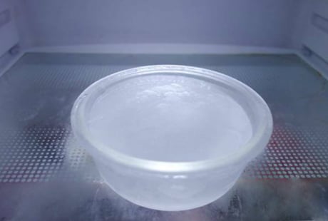 Vì sao nên đặt bát nước trong tủ lạnh