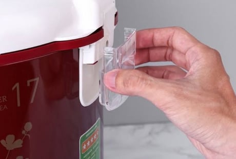 Tại sao nồi cơm điện phải có nắp hứng nước ở bên cạnh?