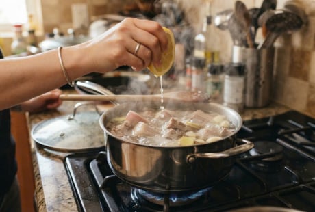 Vì sao nên vắt chút nước cốt chanh vào nồi nước luộc thịt?