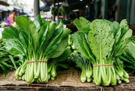 Đi chợ gặp rau có lỗ nhỏ li ti trên lá, nên mua hay bỏ? Người bán lâu năm tiết lộ sự thật