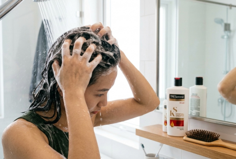 Tóc càng gội càng nhanh bết? Có thể bạn đang mắc 4 sai lầm rất phổ biến khiến da đầu tiết dầu nhiều hơn