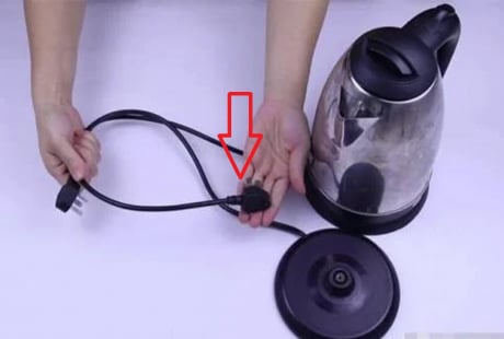 Tại sao dây cắm ấm siêu tốc thường rất ngắn?